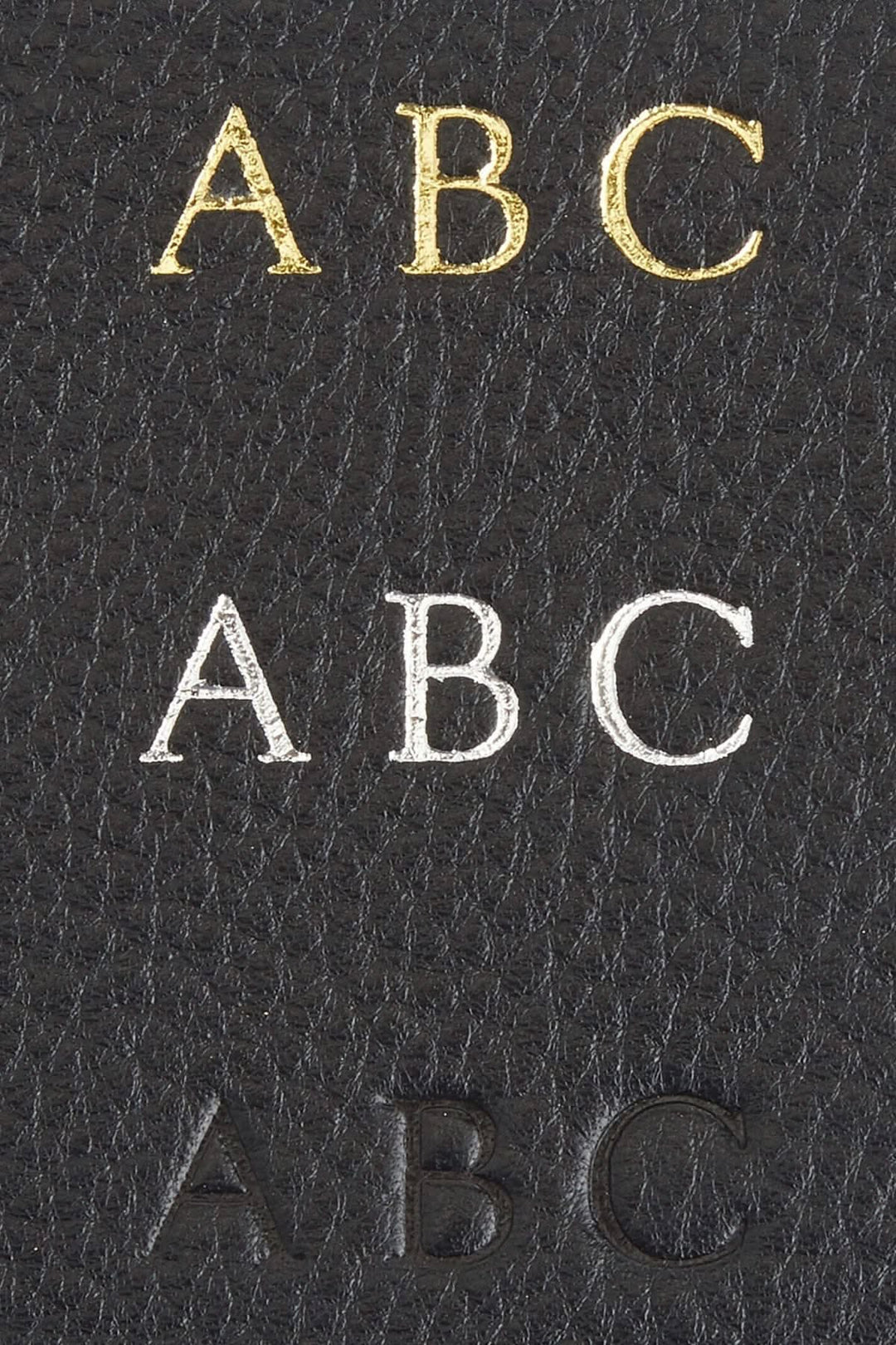 Exemple de personnalisation sur un étui en cuir avec des lettres en or, argent et embossées.