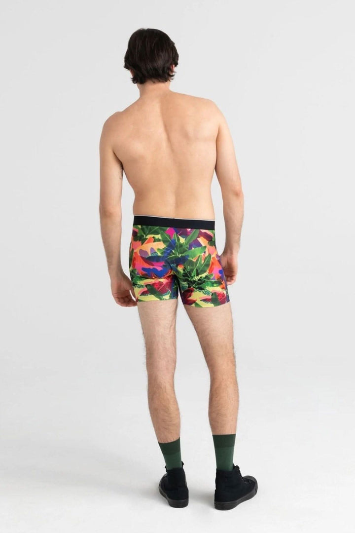 Homme vu de dos portant des boxers colorés à motifs végétaux, montrant un style sportif.