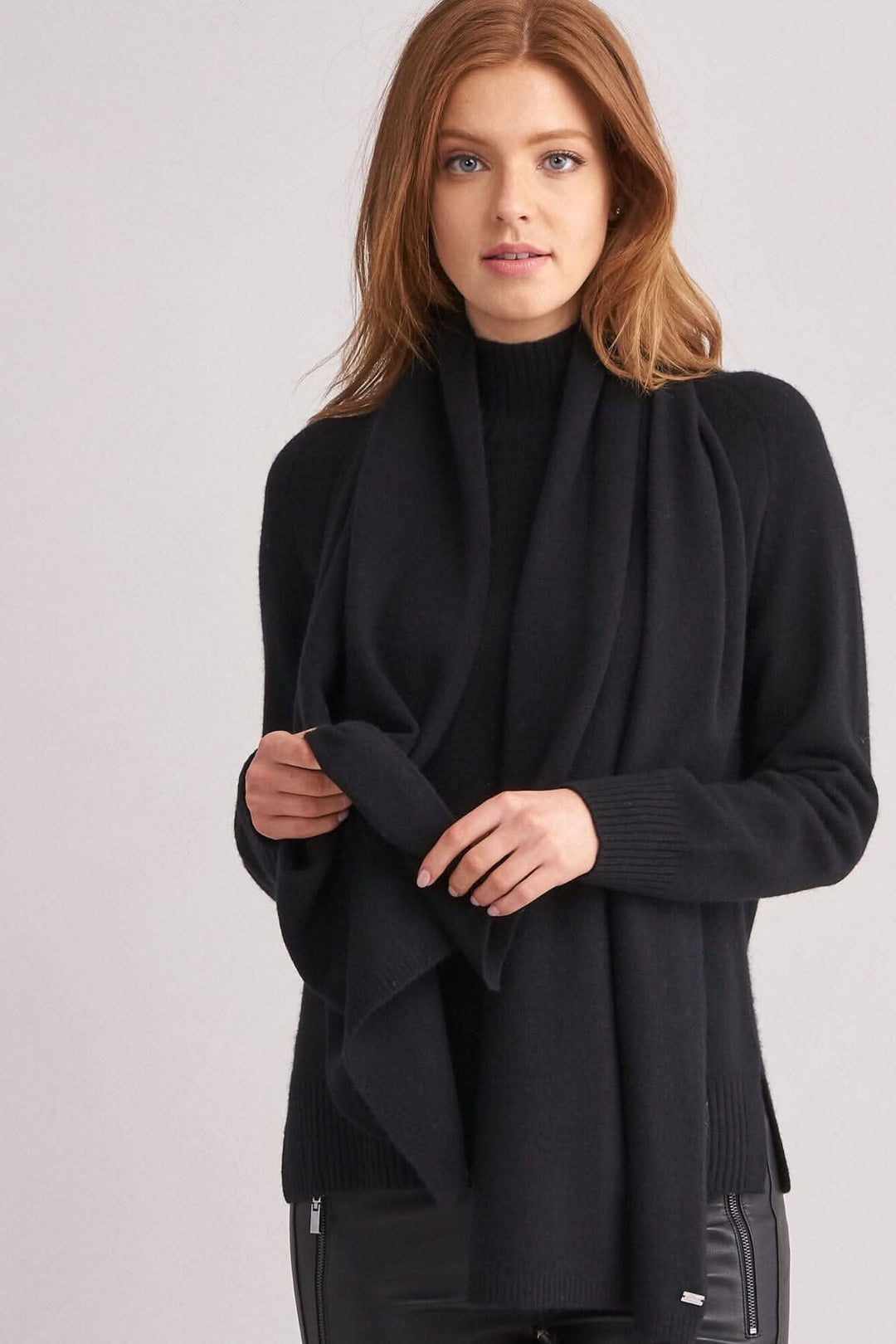 Foulard droit en cachemire de qualité, doux et léger, porté par une femme, idéal pour un look élégant.