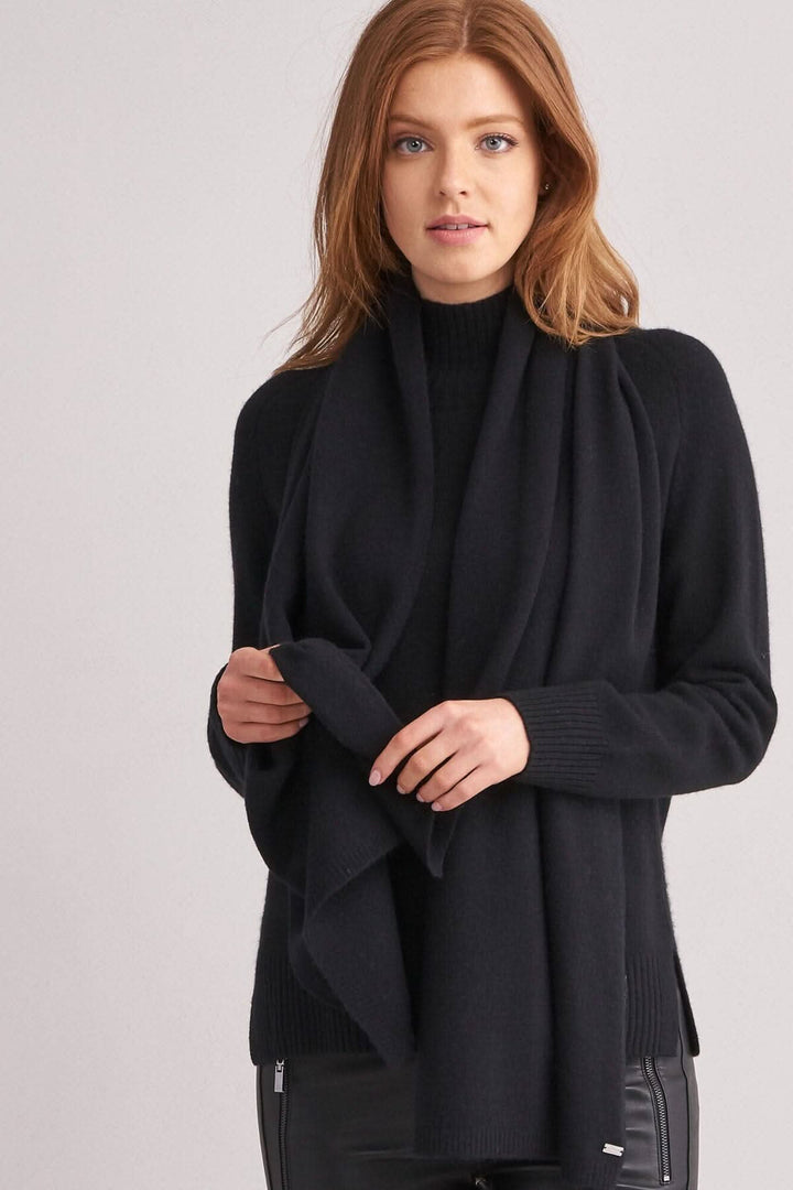 Foulard droit en cachemire de qualité, doux et léger, porté par une femme, idéal pour un look élégant.