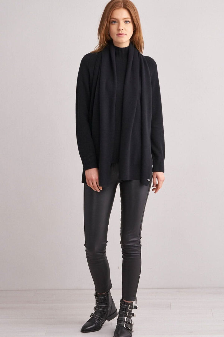 Foulard droit en cachemire porté par une femme, associant confort et élégance, parfait pour toutes les occasions.