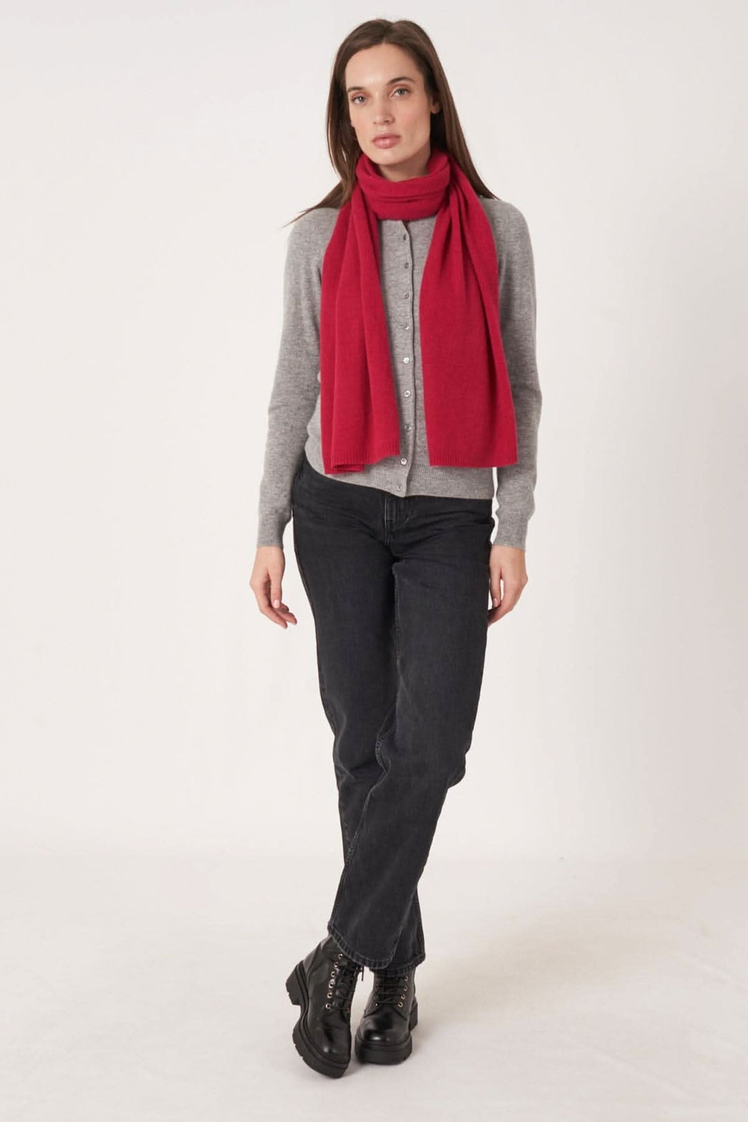 Foulard droit en cachemire rouge porté avec un pull gris et jeans, un accessoire chic et élégant.