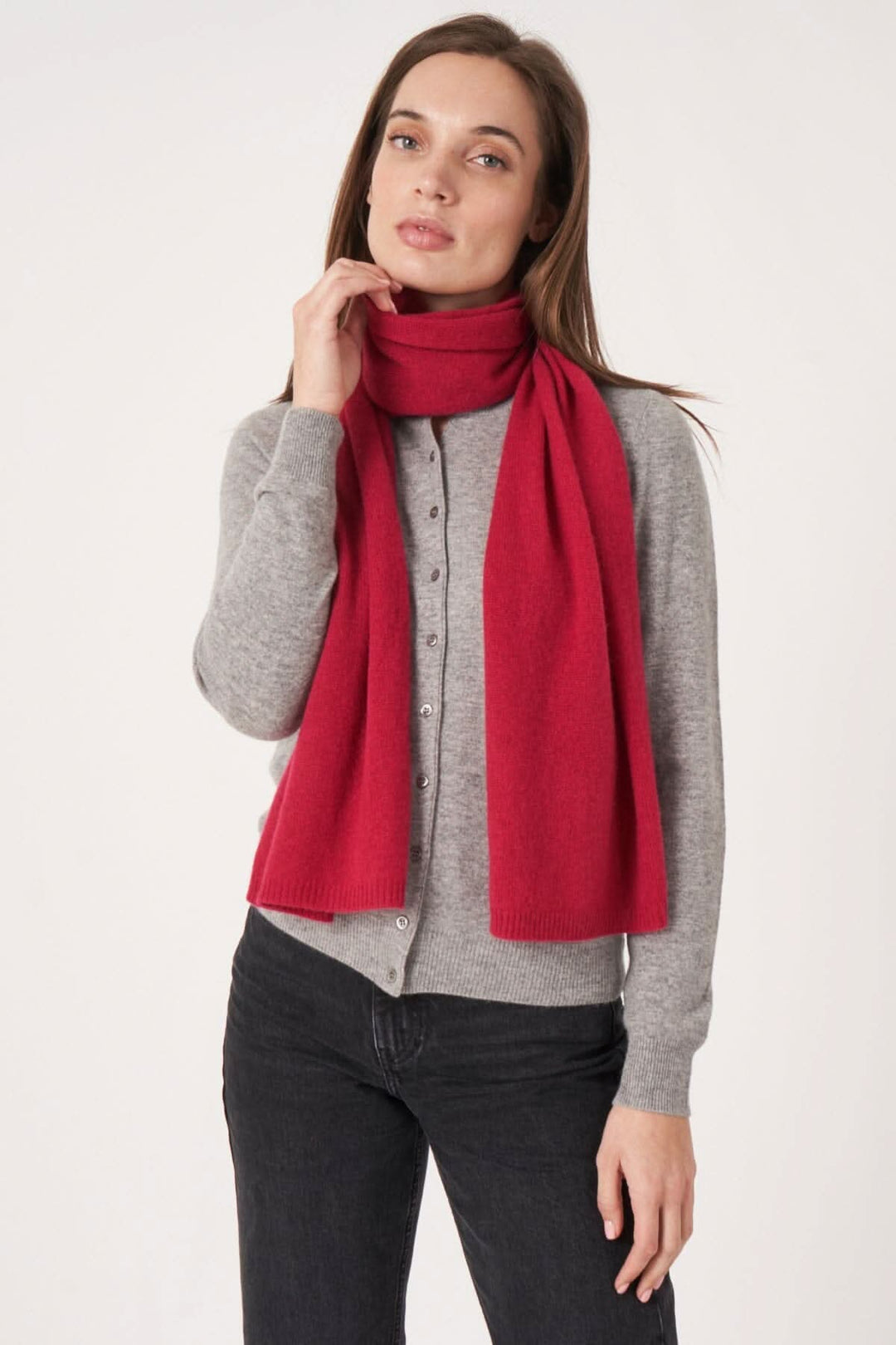 Foulard droit en cachemire rouge porté, ajoutant une touche de douceur et d'élégance à une tenue décontractée.