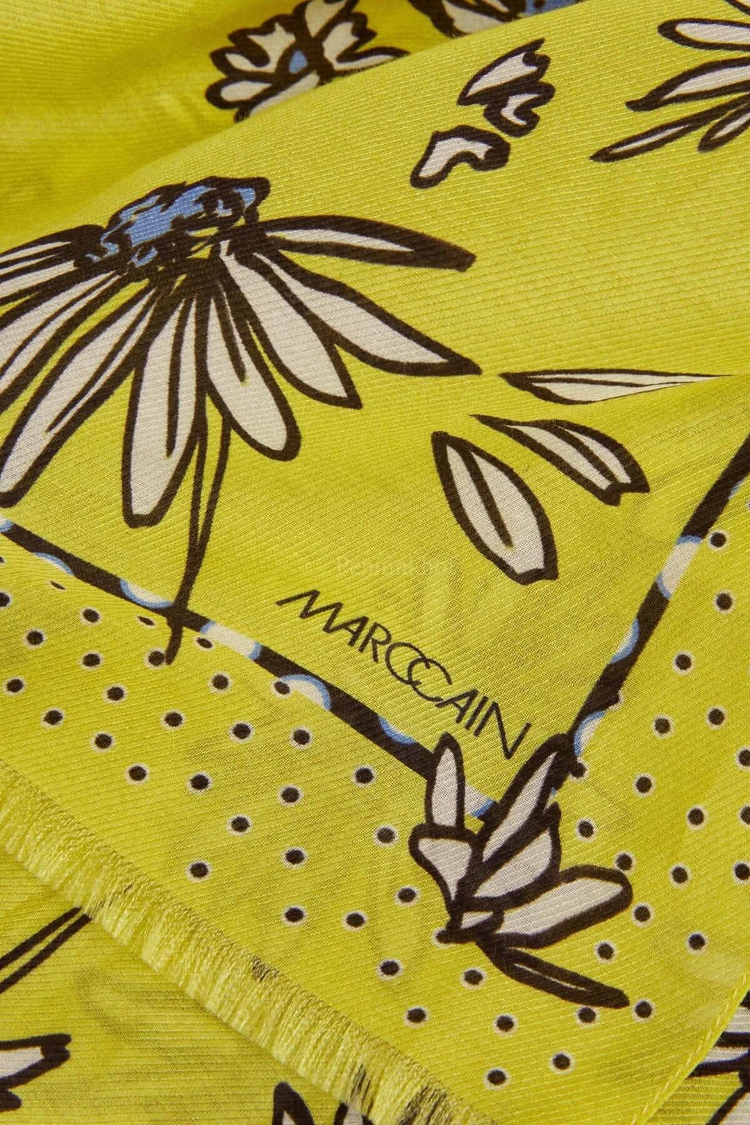 Foulard Marc Cain avec imprimé marguerites bleues sur fond jaune citron, bords effilochés.