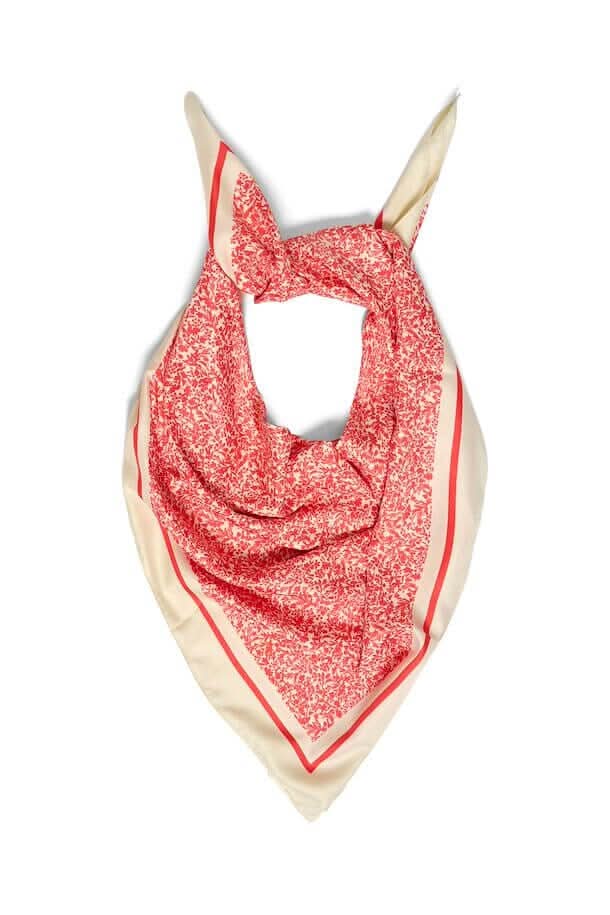 Foulard Namira en viscose imprimé rouge et crème, style chic et élégant pour accessoiriser vos tenues.