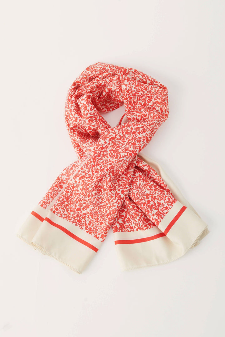 Foulard Namira en viscose imprimée rouge et beige, lavable à la main, pour un style élégant.