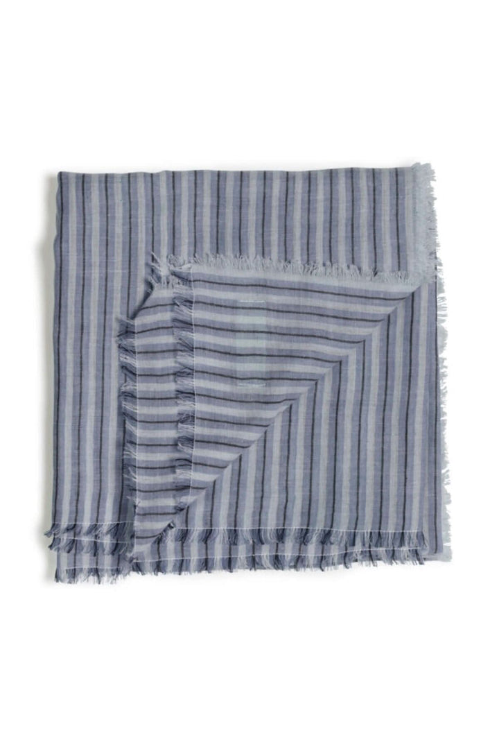 Foulard rayé Sofi en coton léger, dimensions 100 cm x 96 cm, avec franges aux extrémités, rayures colorées.