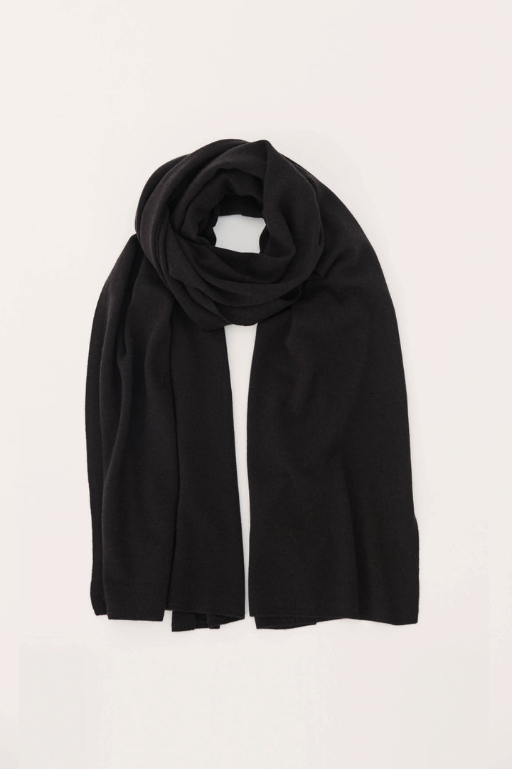 Foulard Torborg en mélange de laine noir, doux et confortable, parfait pour accompagner le chandail Tila.
