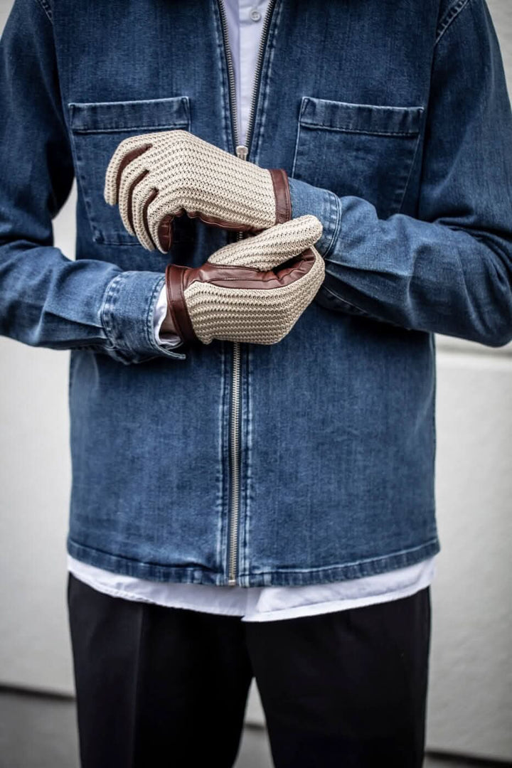 Homme portant des gants texturés en cuir Adam avec un mélange de coton et laine, idéal pour l'automne.