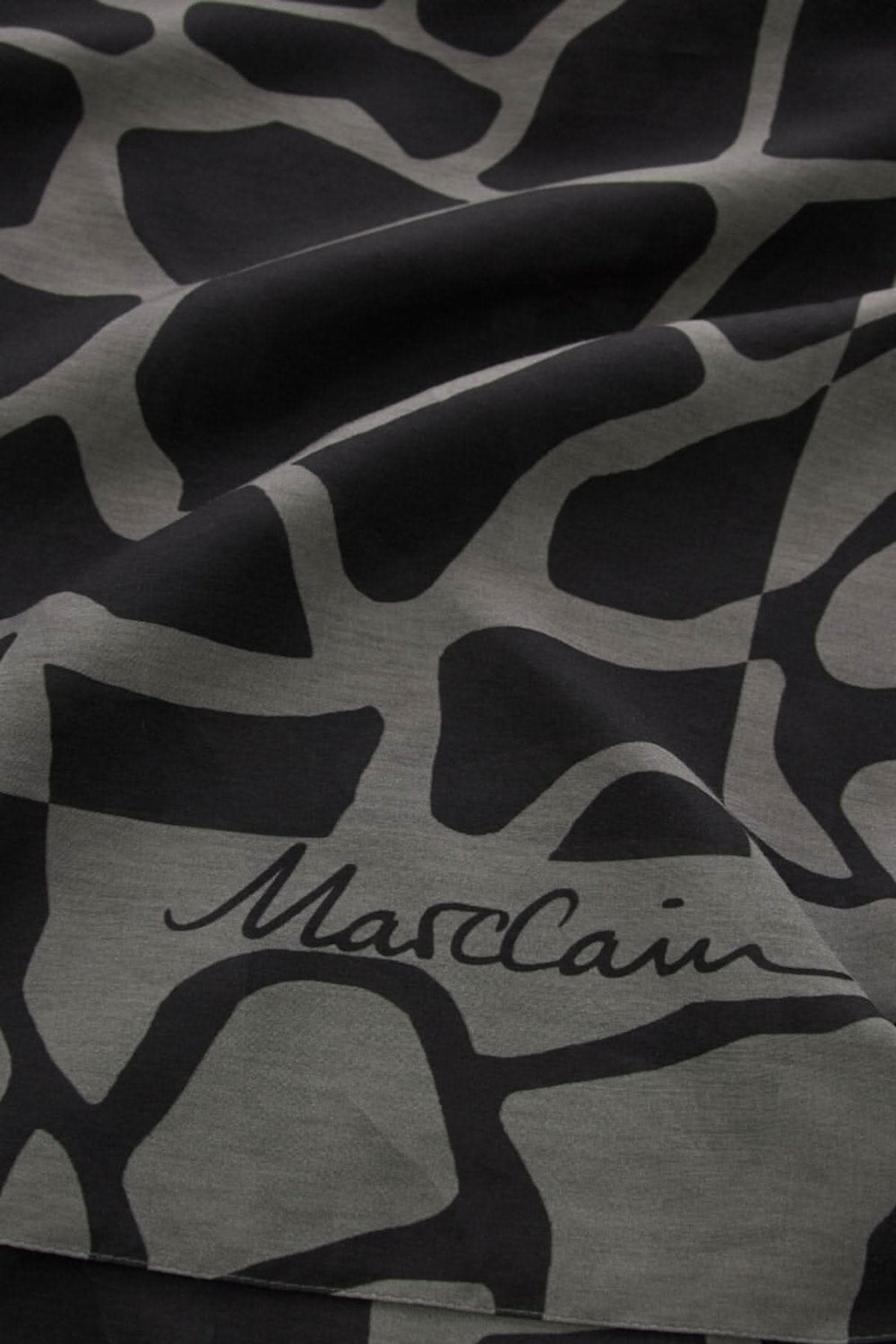 Foulard en coton et soie avec motif girafe, couleur rhino, logo Marc Cain, dimensions 130x130 cm.