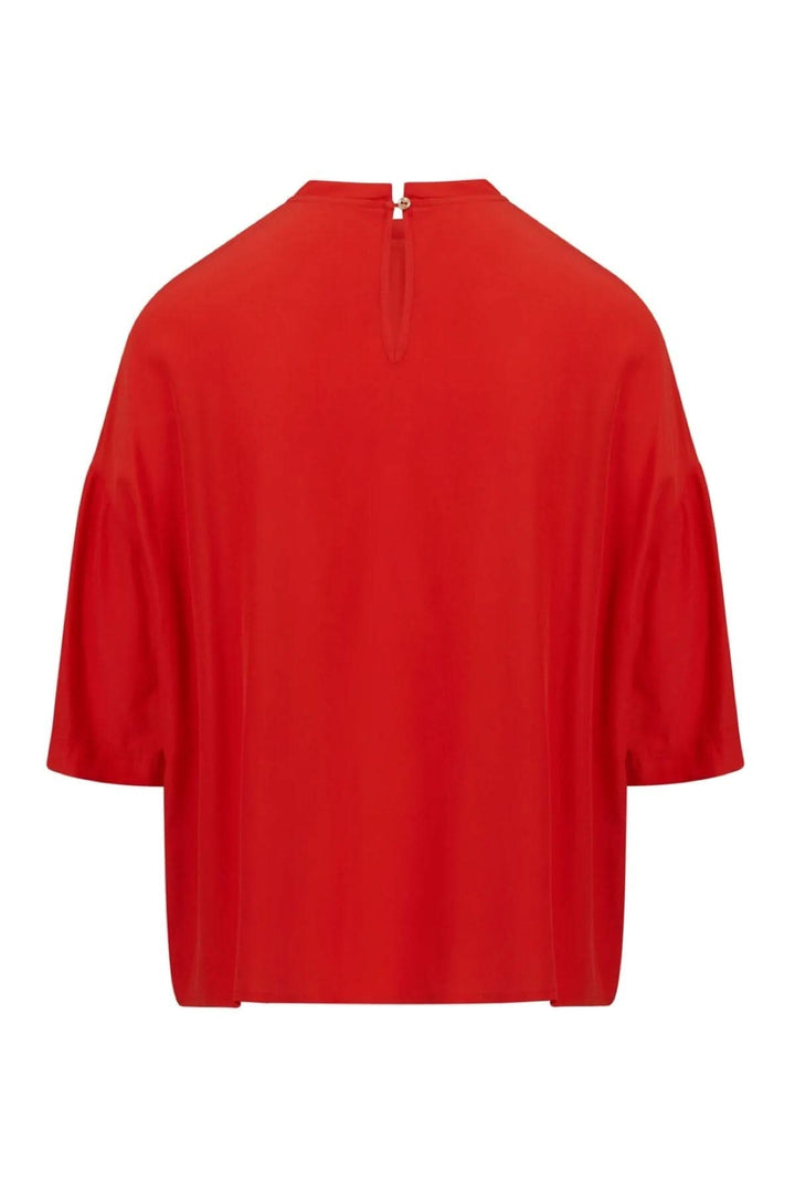 Haut rouge avec manches midi et fermeture à boutons au dos, coupe ample et ourlet arrondi.