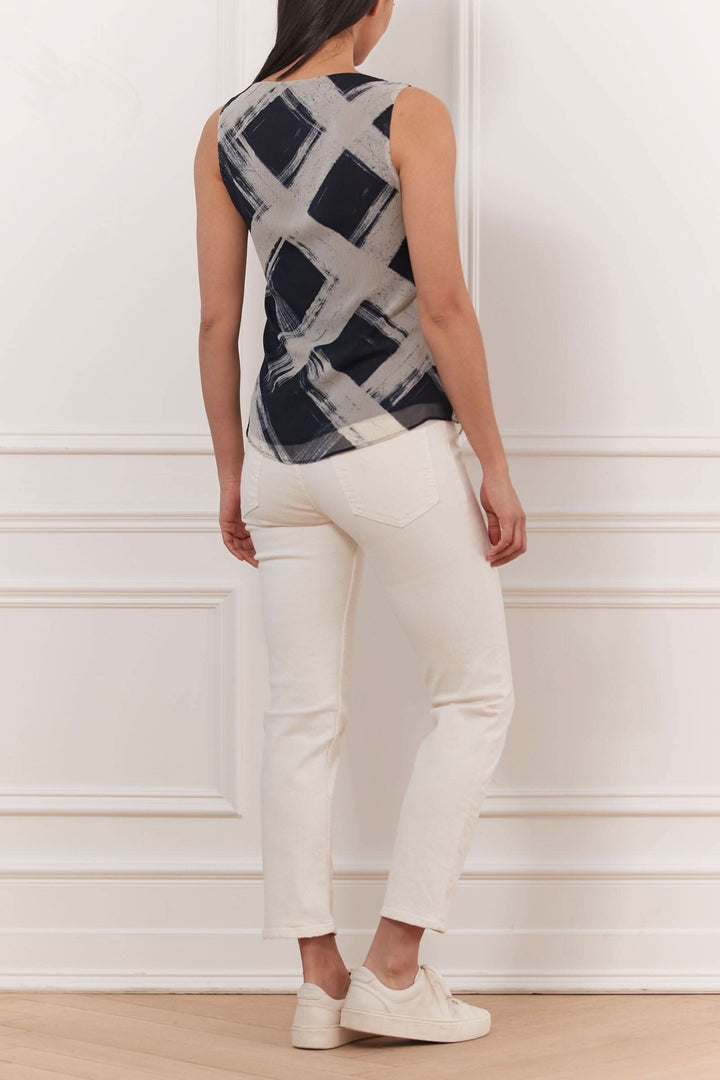 Haut sans manches imprimé au style séduisant, porté avec un pantalon blanc, vu de dos.