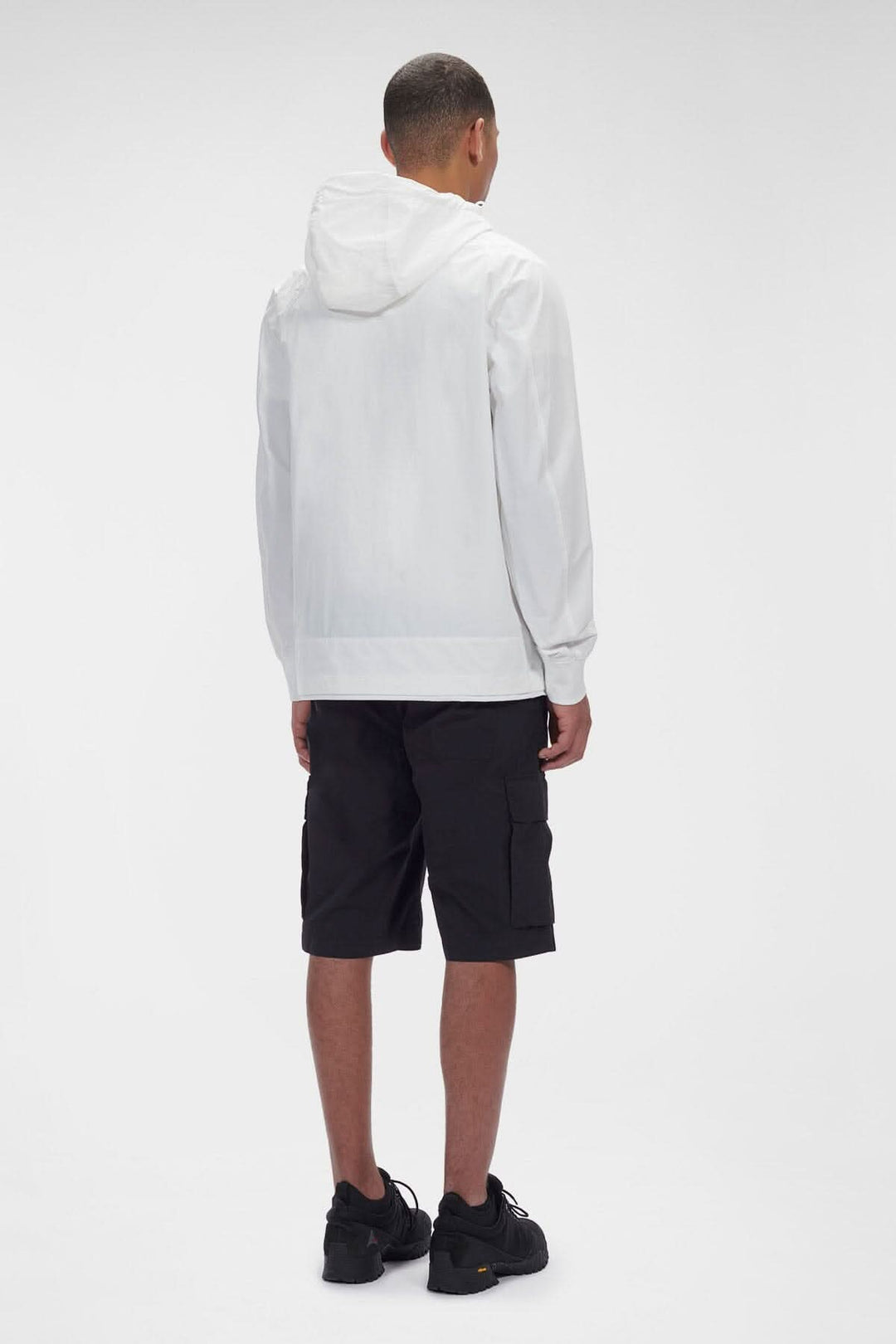 Hoodie Dyshell en DyShell, vu de derrière, avec capuche et short noir, style contemporain.