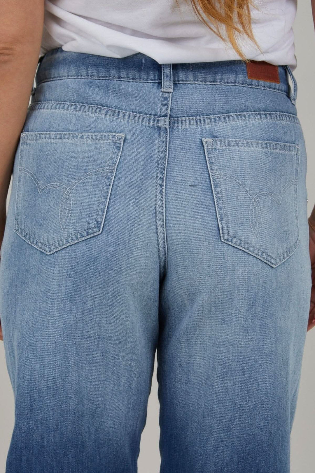 Jean à jambes larges, coupe Petra, détails sur poches arrière en denim bleu.