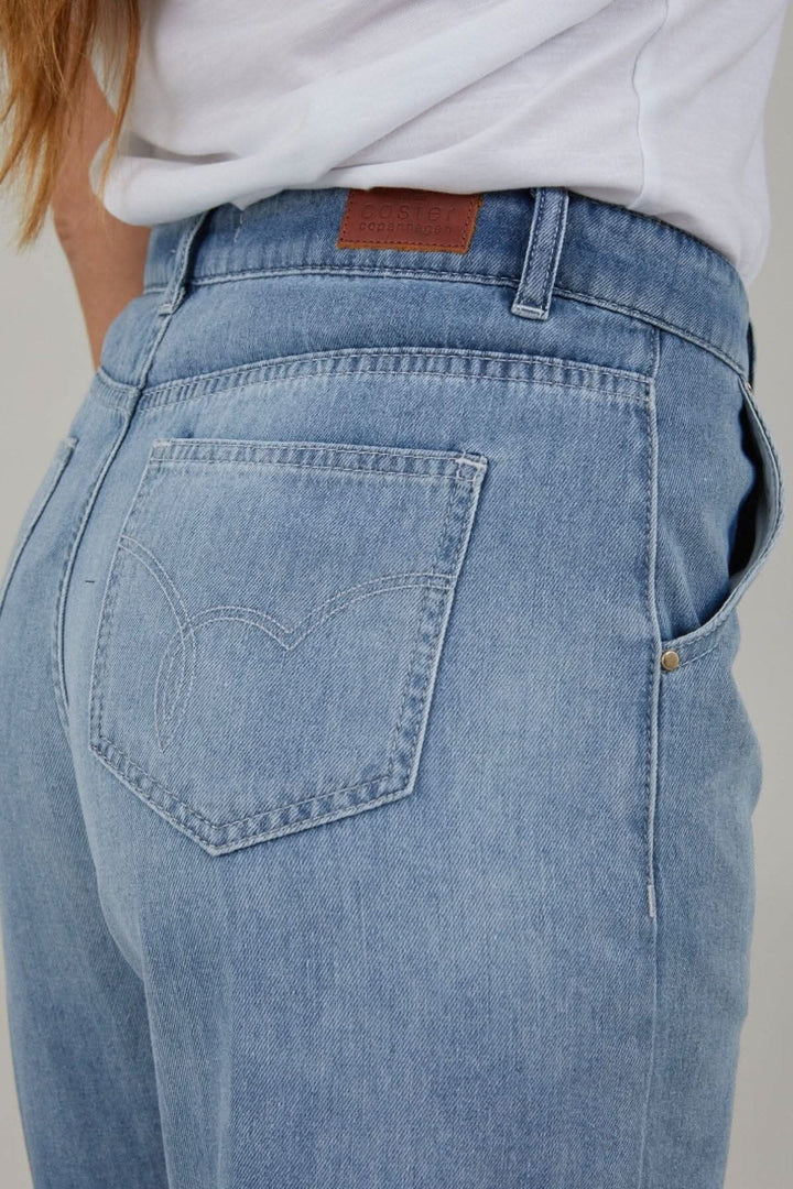 Jean à jambes larges, coupe Petra, taille haute, poches arrière, en denim bleu.