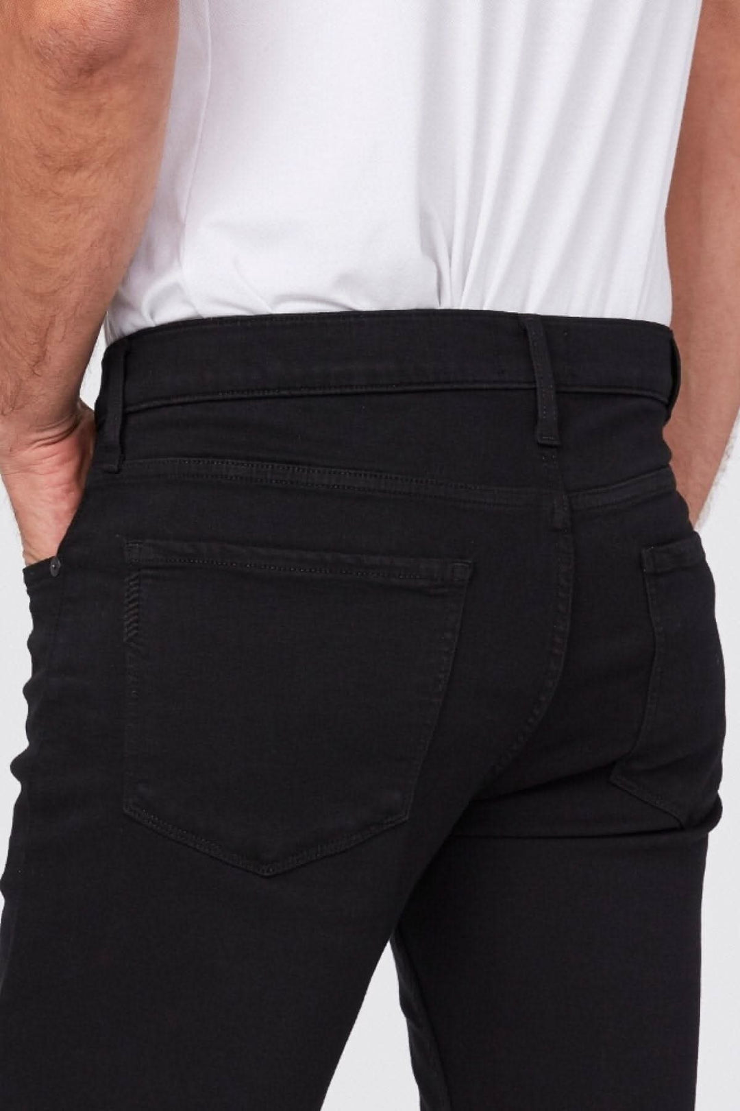 Jean noir Lennox en coupe slim, montrant l'arrière et la taille, confectionné en denim confortable.