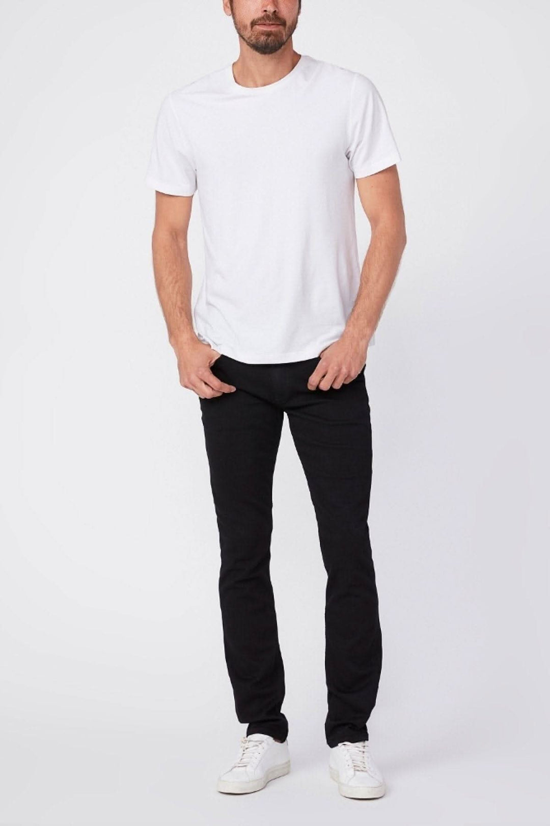 Homme portant un t-shirt blanc avec un jean noir coupe slim Lennox en Black Shadow, style décontracté.