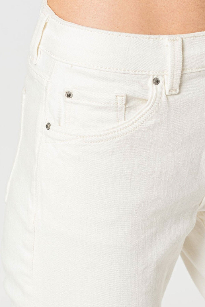 Jean bootcut blanc, en coton épais, avec poches et jambe légèrement évasée pour un look stylé.