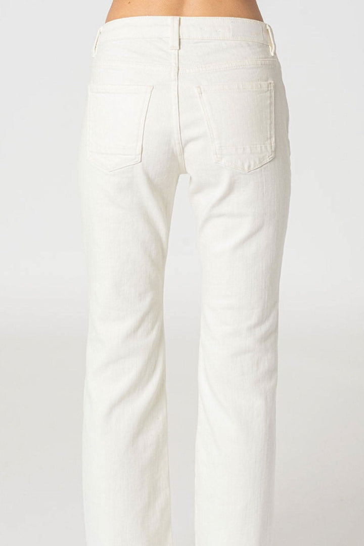 Jean bootcut blanc, vue arrière, cinq poches, coupe ajustée, jambe élargie au bas.
