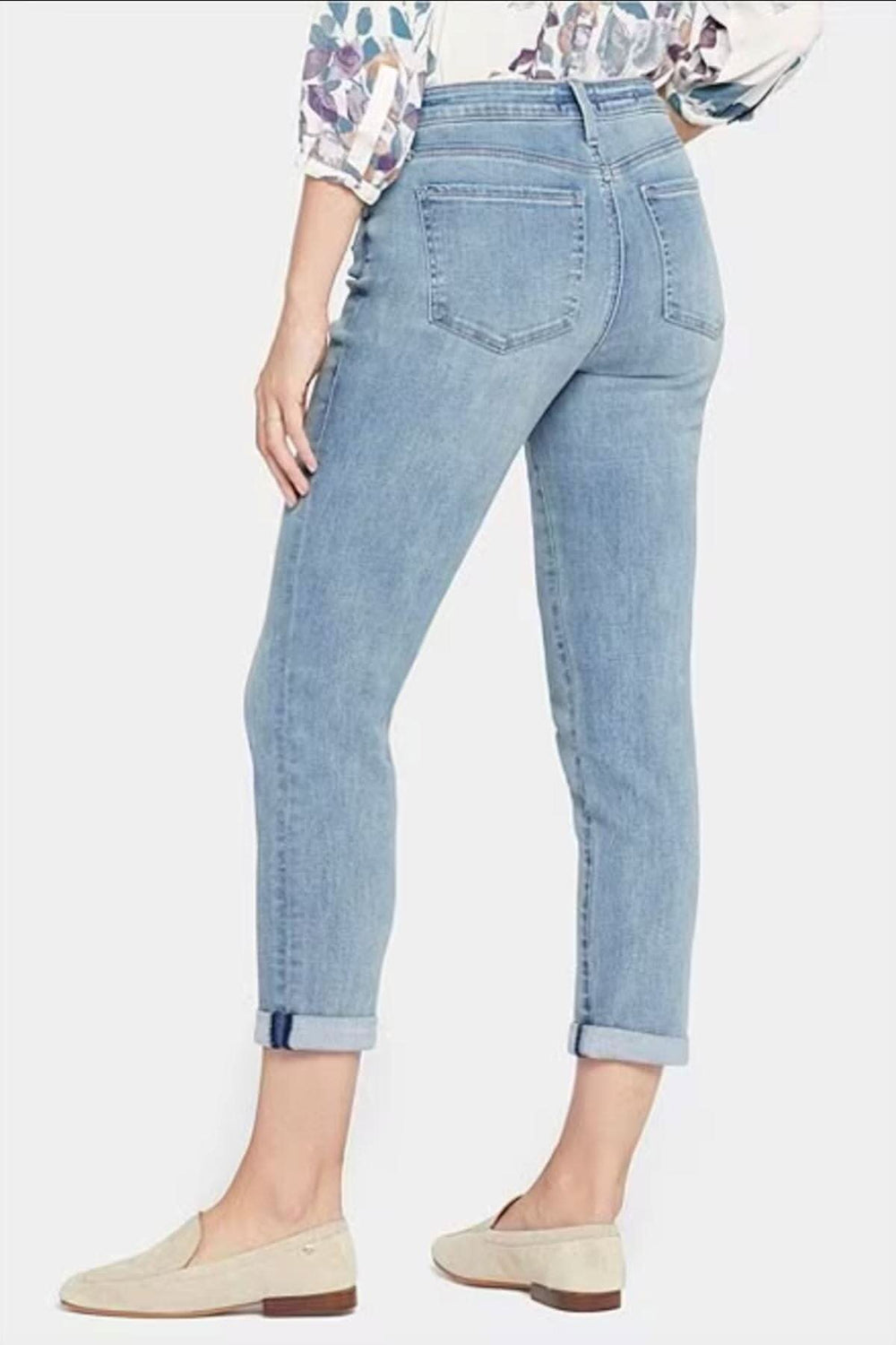 Jean boyfriend coupe droite slim à taille haute Margot, vue arrière, couleur bleu clair, poignets roulés.