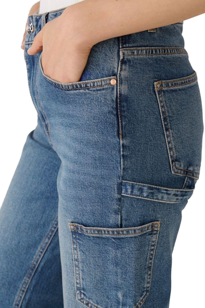 Jean coupe droite en denim bleu avec poches avant et arrières, mettant en valeur la coupe moderne.