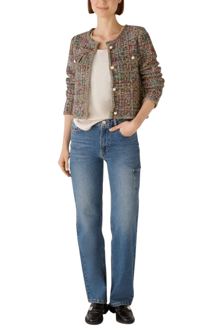 Femme portant un cardigan texturé avec jean coupe droite, mode élégante et décontractée.