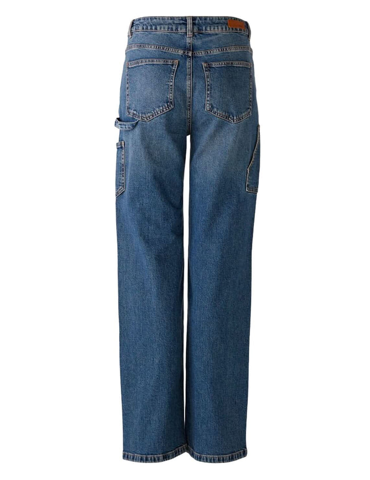 Jean coupe droite avec poches arrières, fermeture zippée et passants de ceinture, en denim bleu.