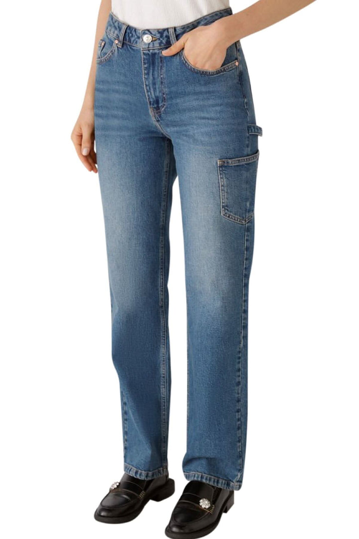 Jean coupe droite en denim bleu avec poches, passants de ceinture et coupe classique.