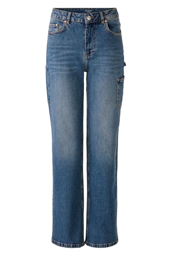 Jean coupe droite en denim avec 4 poches et fermeture zippée, couleur bleu délavé.