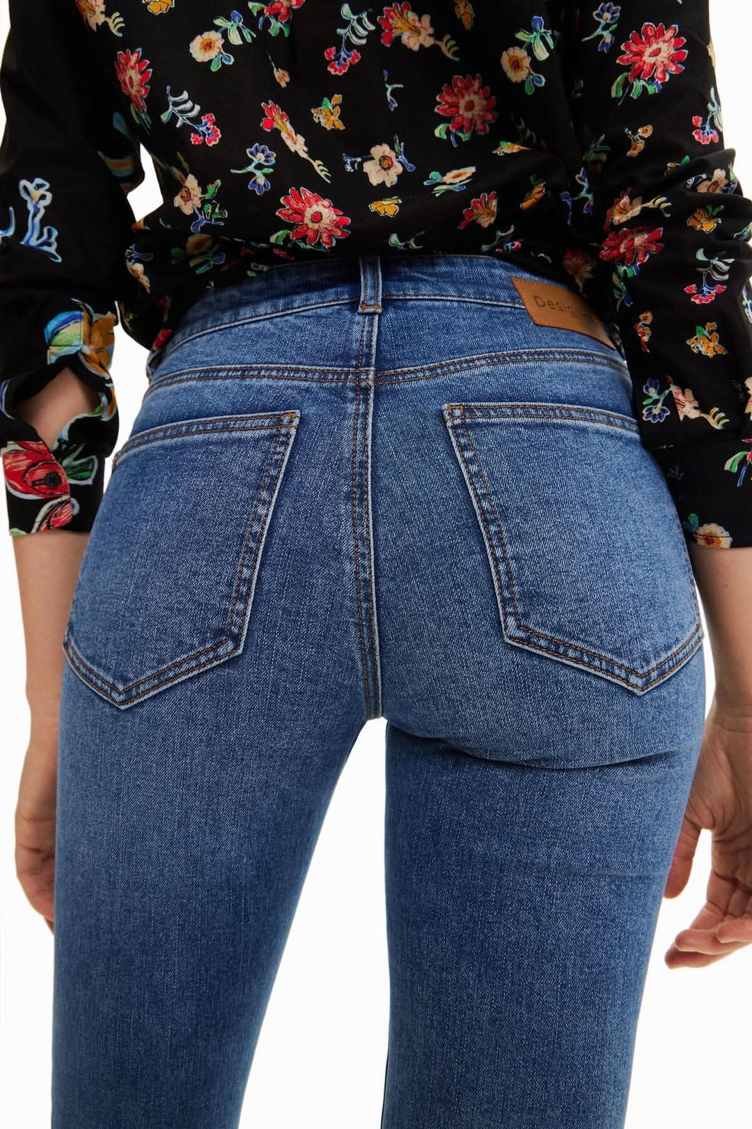 Jean court évasé avec broderie florale, vue arrière, tissu confortable et délavé.
