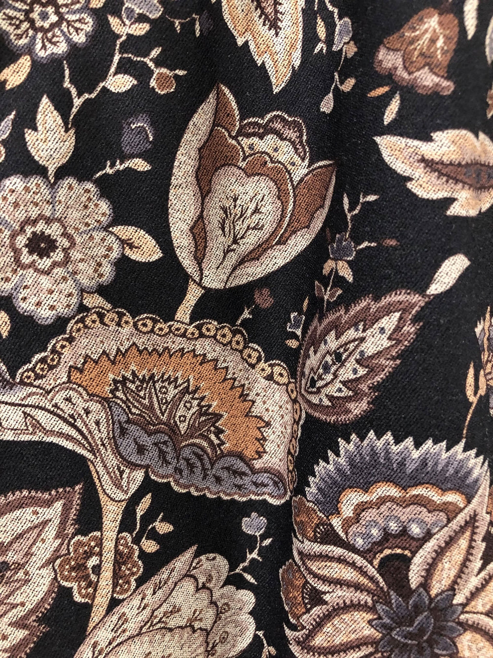 Imprimé fleuri en teintes de brun, gris et beige sur fond noir pour jean MAC Jeans Dream.