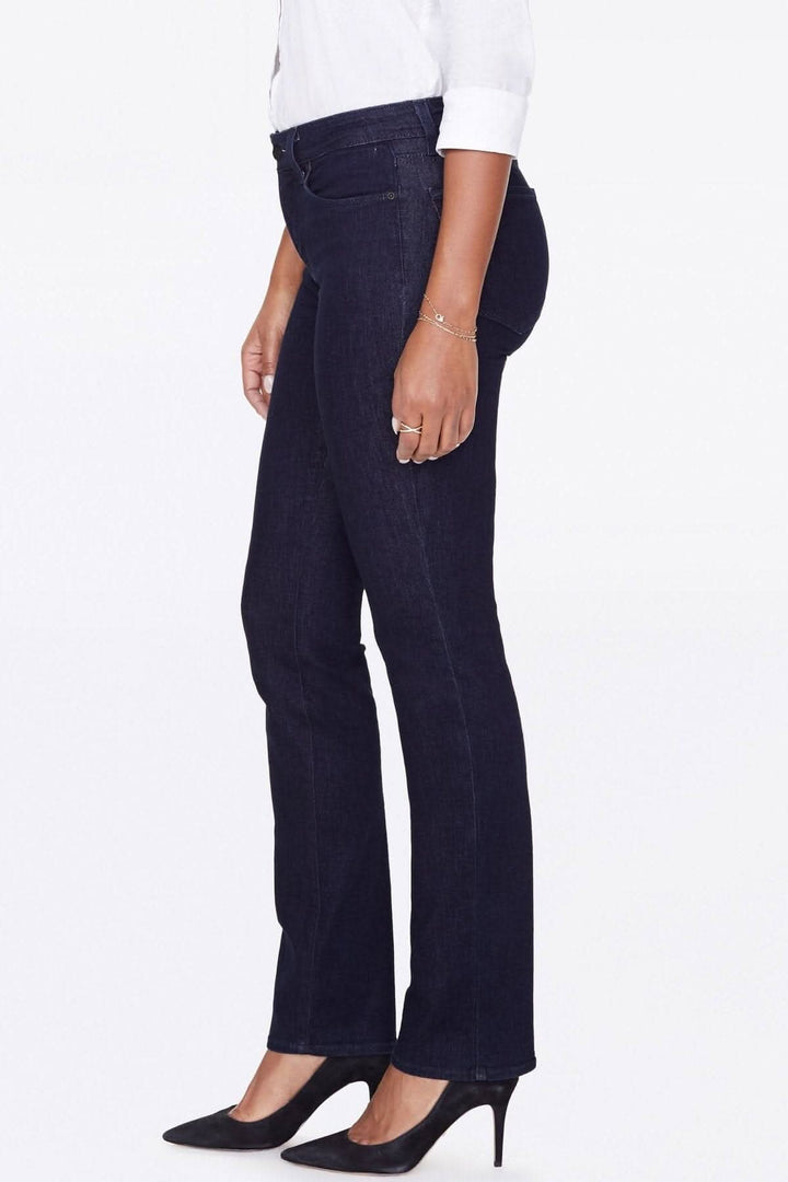 Jean droit Marilyn en denim noir, coupe flatteuse et élégante, portée par un modèle féminin.