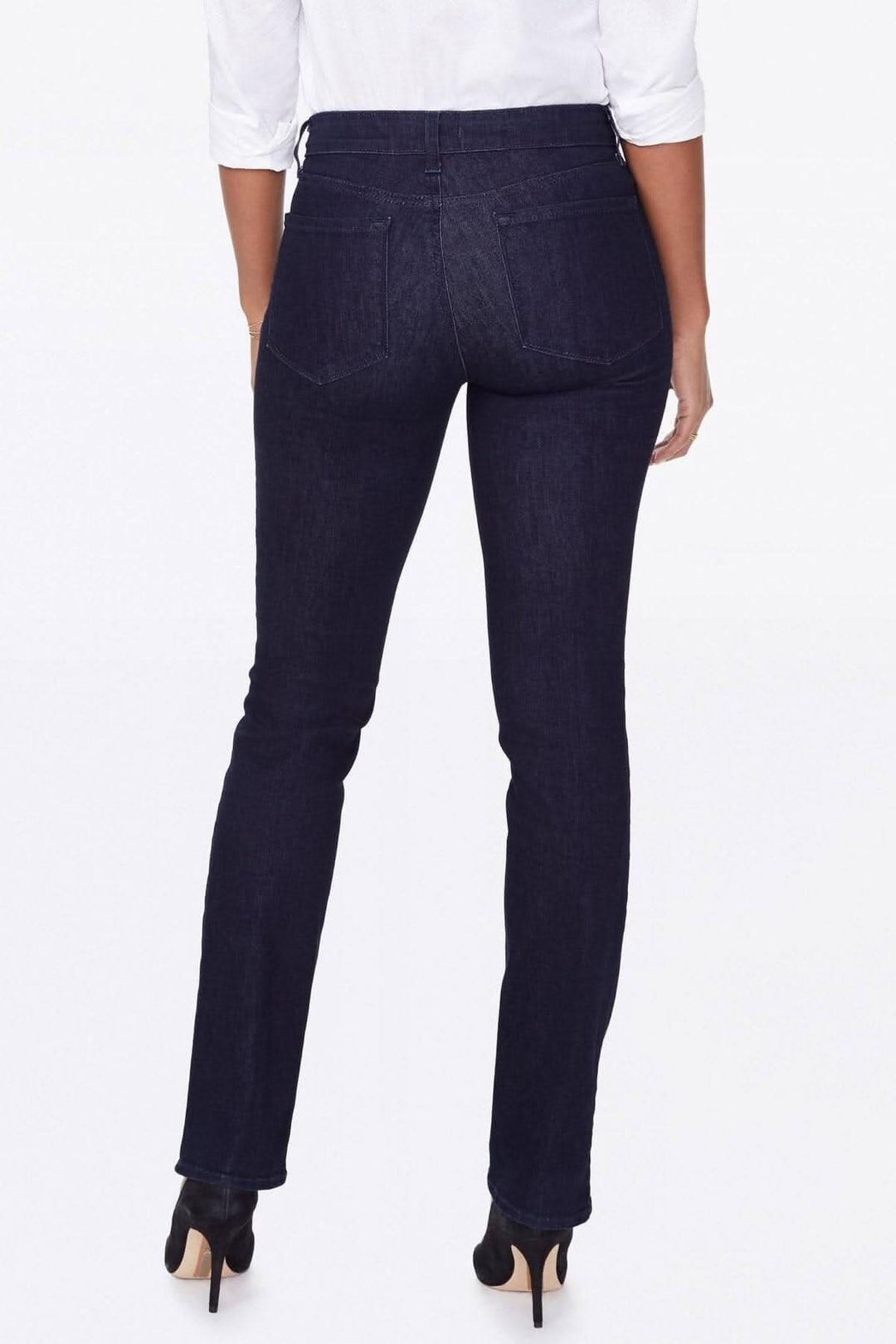 Jean droit Marilyn vue arrière, coupe flatteuse, taille haute, design classique cinq poches.