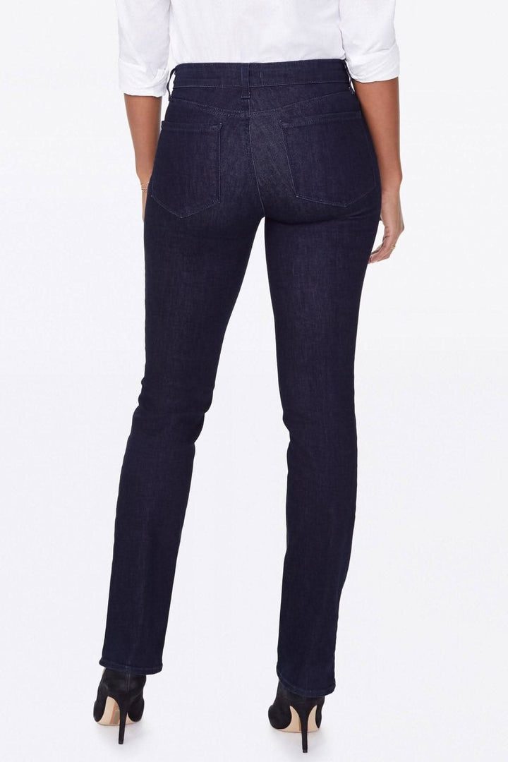 Jean droit Marilyn vue arrière, coupe flatteuse, taille haute, design classique cinq poches.