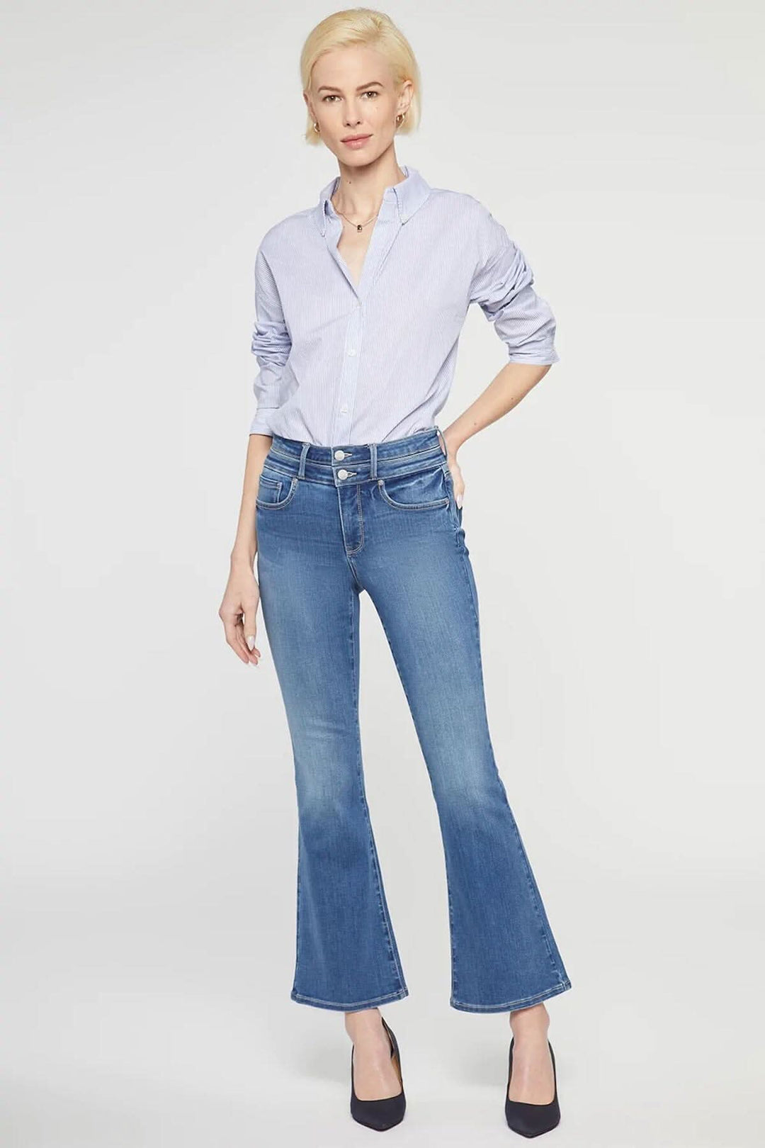 Jean évasé Ava NYDJ, taille haute, silhouette tendance, coupe ajustée aux hanches, s'évase à l'ourlet.