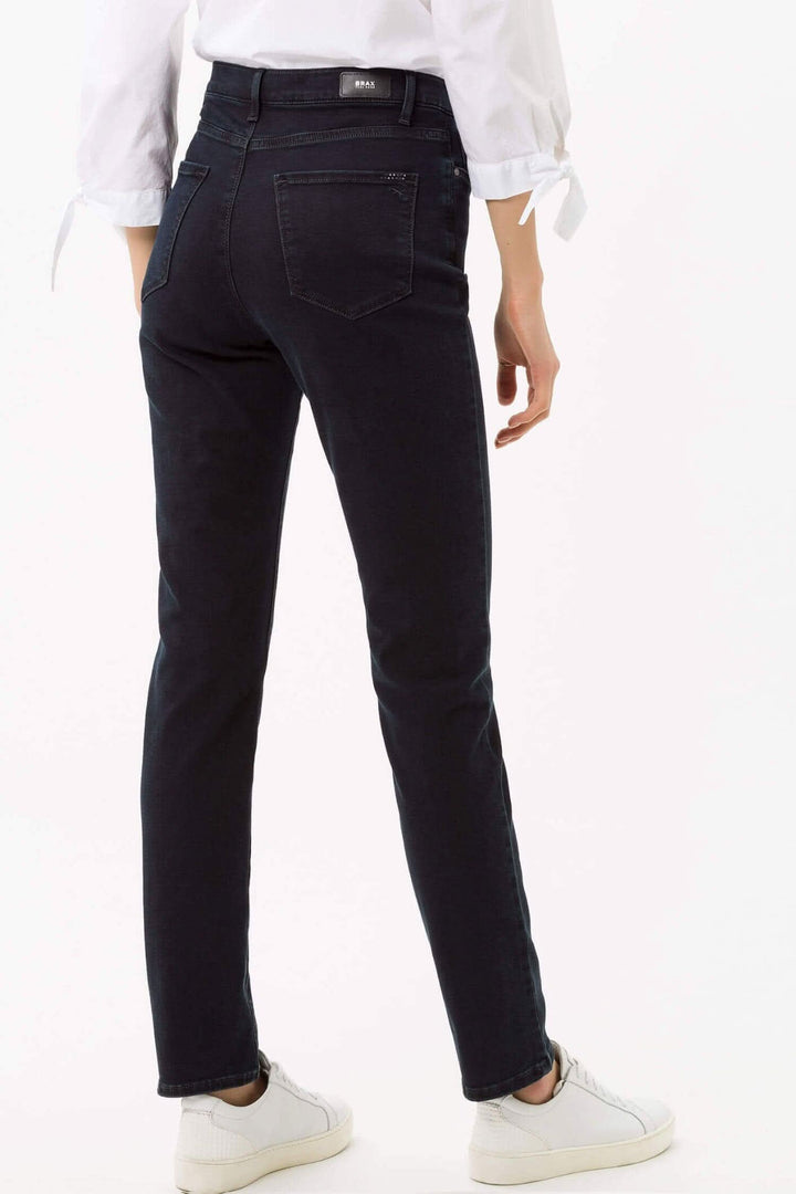Jean Mary pour femme, jambe droite, coupe décontractée, aspect denim authentique, confort optimal.