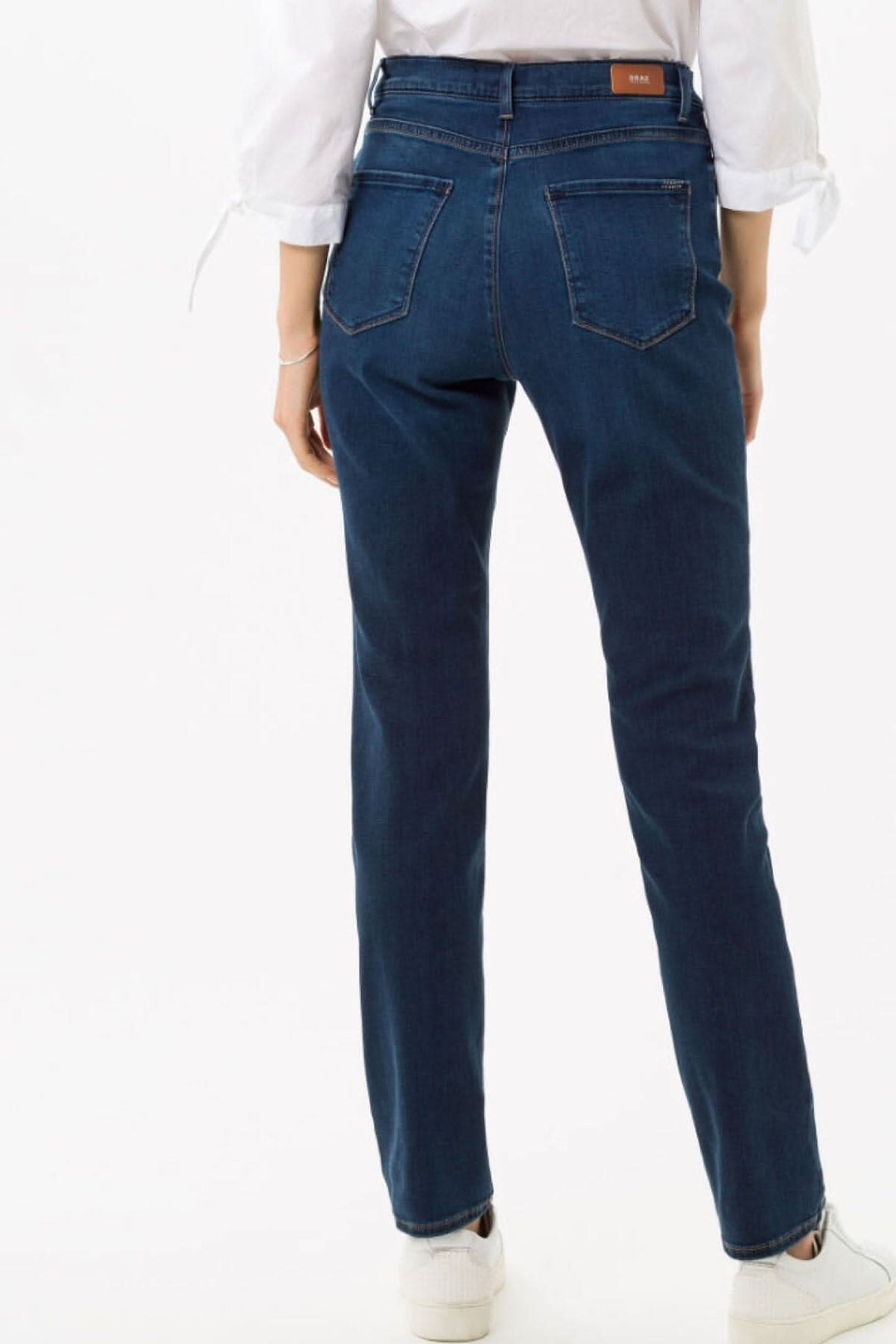 Jean Mary pour femme, coupe décontractée, jambe droite, aspect denim authentique, confort optimal, détail de qualité.