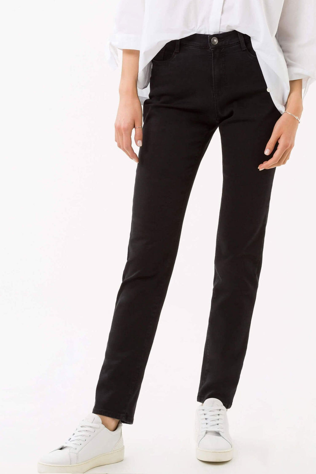 Jean noir femme coupe décontractée, style moderne, confort optimal, finition authentique, porté avec t-shirt blanc et sneakers.