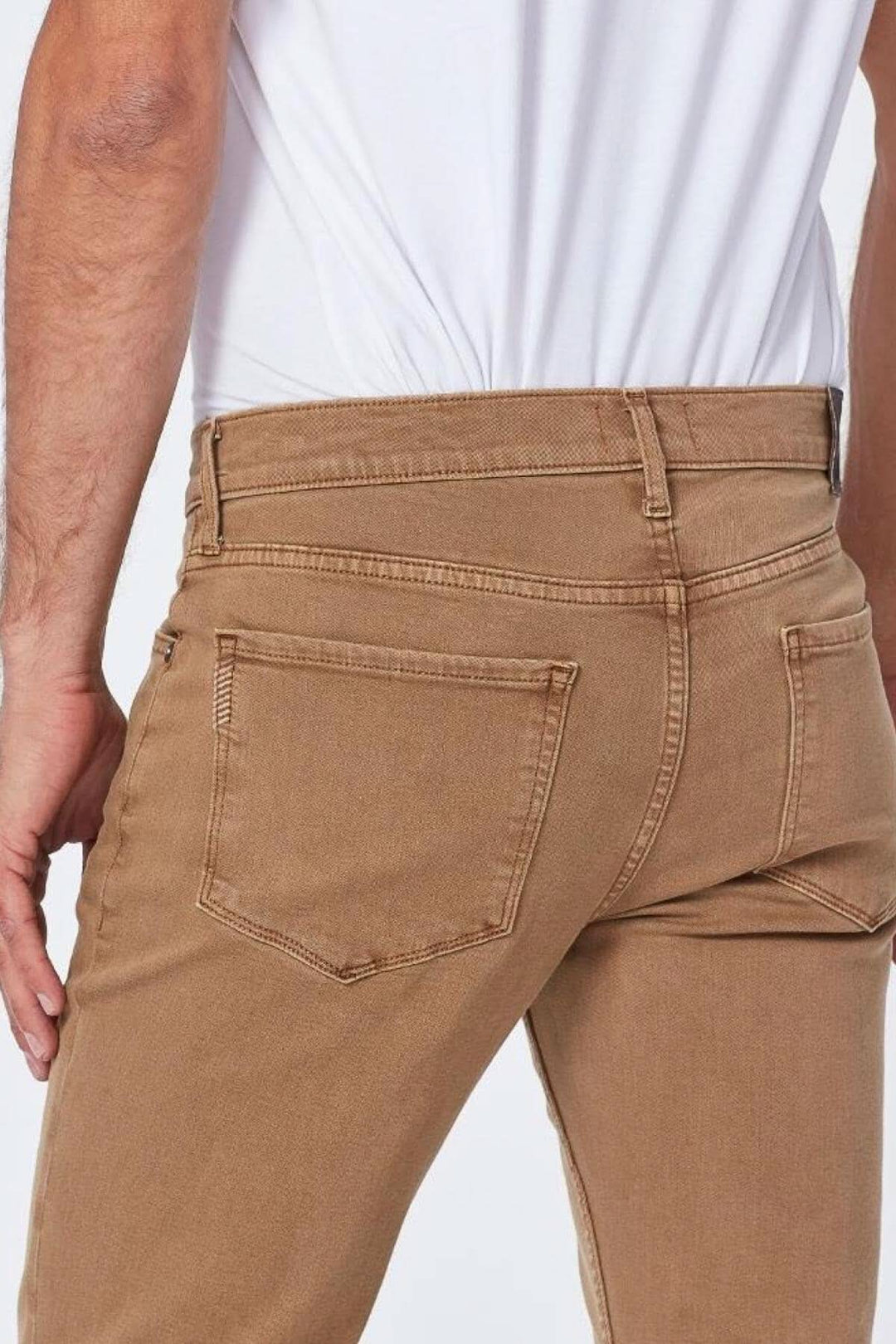 Jean Paige pantalons en couleur châtaigne, coupe slim Lennox, vue arrière détaillée.