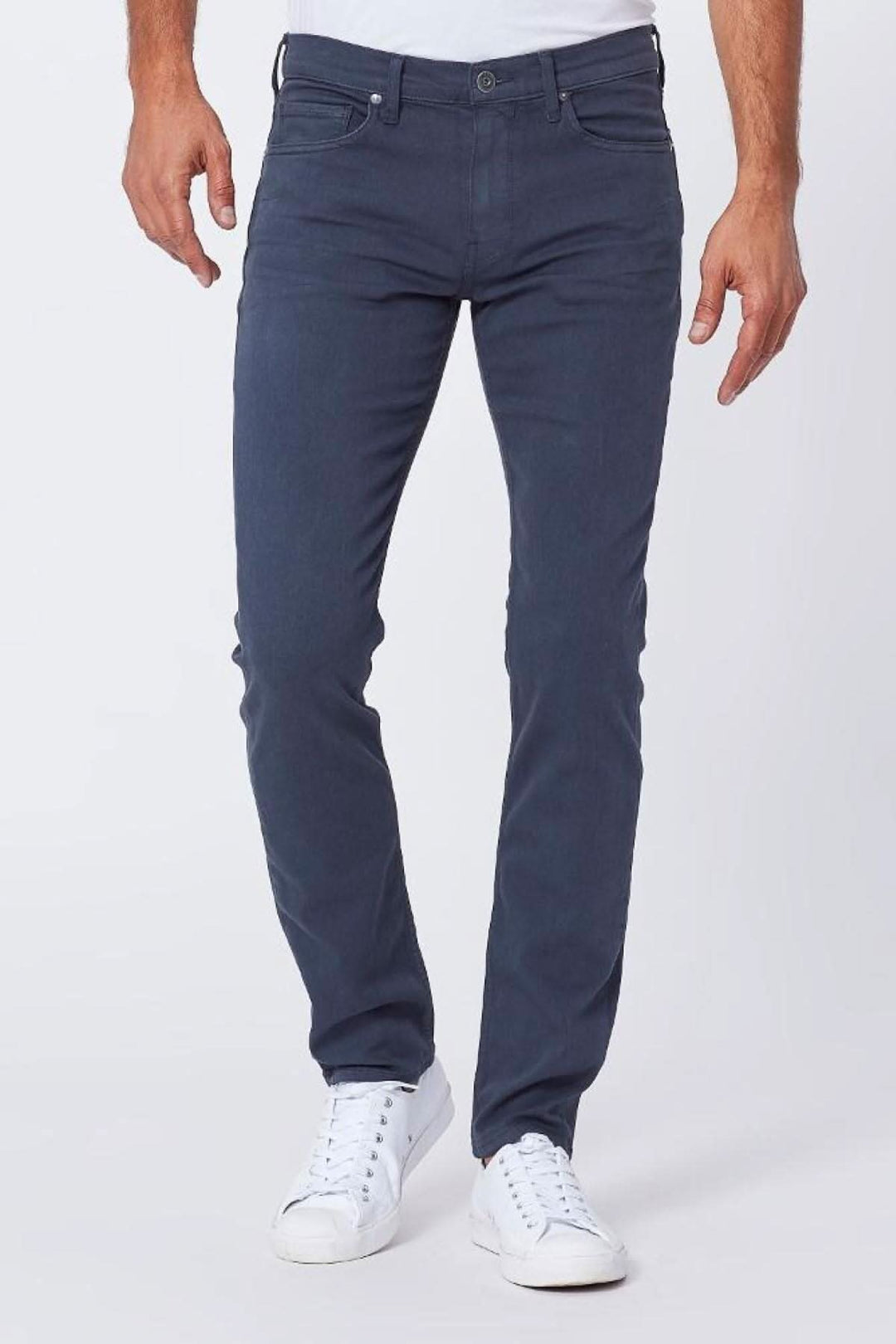 Jean Paige Lennox homme en denim bleu foncé avec coupe slim, associé à des chaussures blanches.