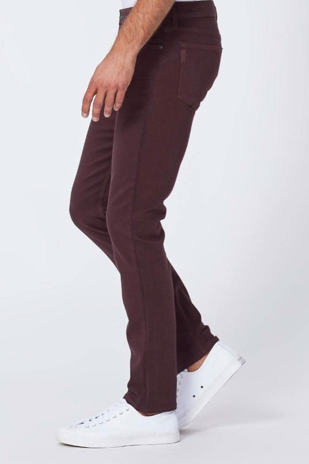 Jean Paige modèle Lennox en bourgogne, coupe slim, porté avec des chaussures blanches.