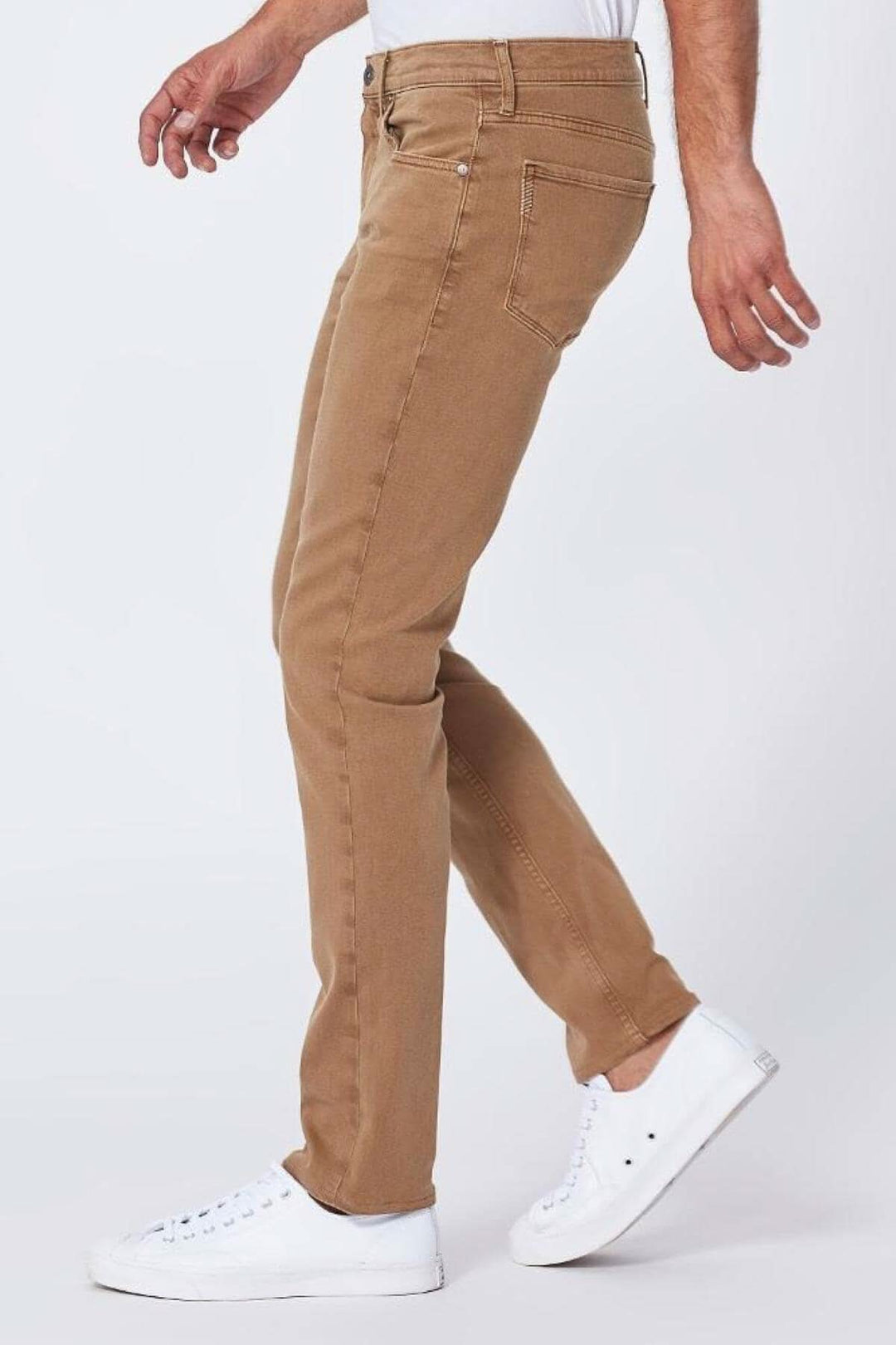 Jean Paige Lennox modèle en couleur Chestnut, coupe slim ajustée, portée avec des chaussures blanches.