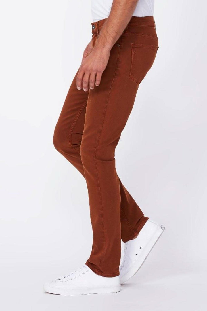 Jean Paige, modèle Lennox en Deep Russet, coupe slim ajustée pour un look moderne et confortable.