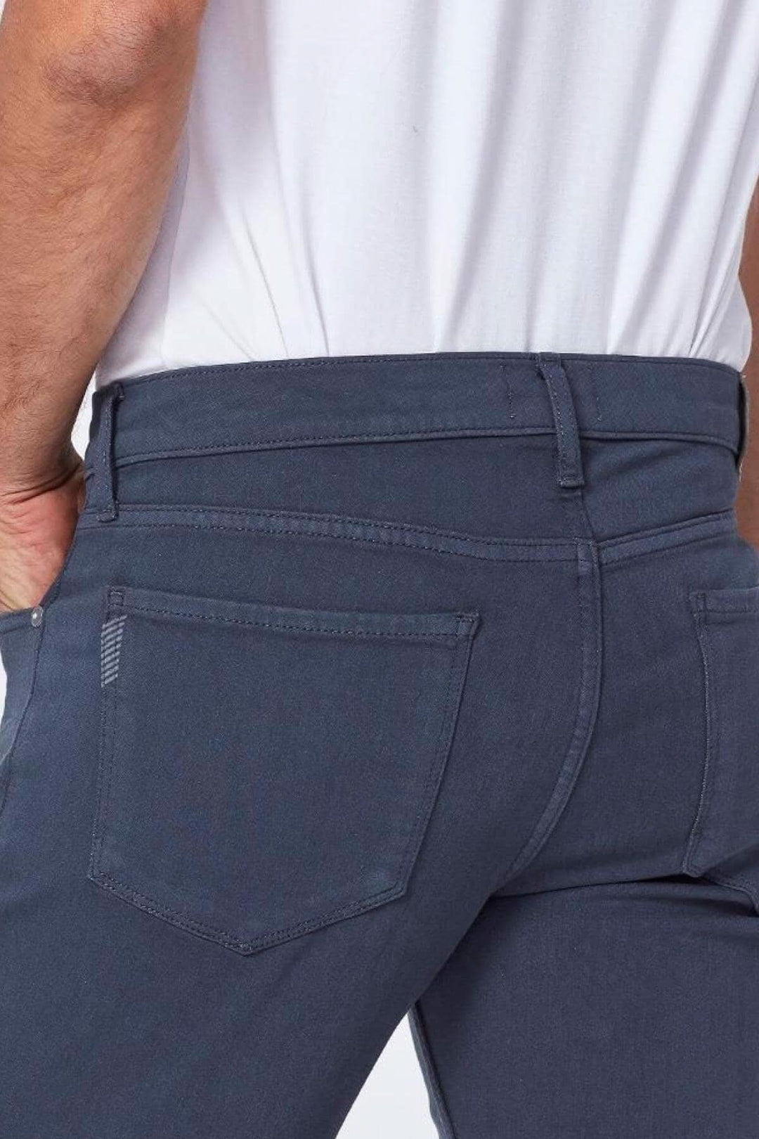 Jean Paige modèle Lennox, arrière d'un pantalon slim bleu avec un design chic et moderne.