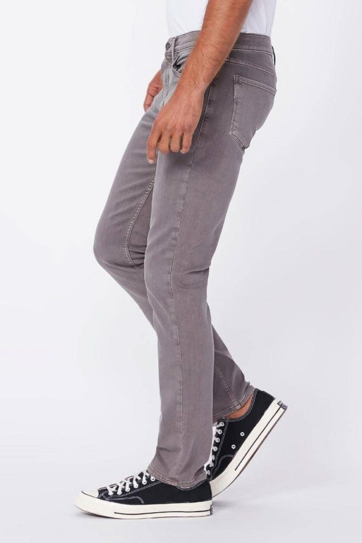 Jean Paige en gris modèle Lennox, coupe slim, avec baskets noires, vue latérale.