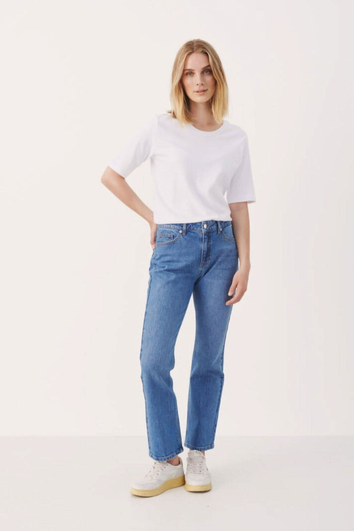 Jean Ryan jean femme 5 poches, coupe droite, taille haute, tissu extensible, confort décontracté, avec t-shirt blanc.