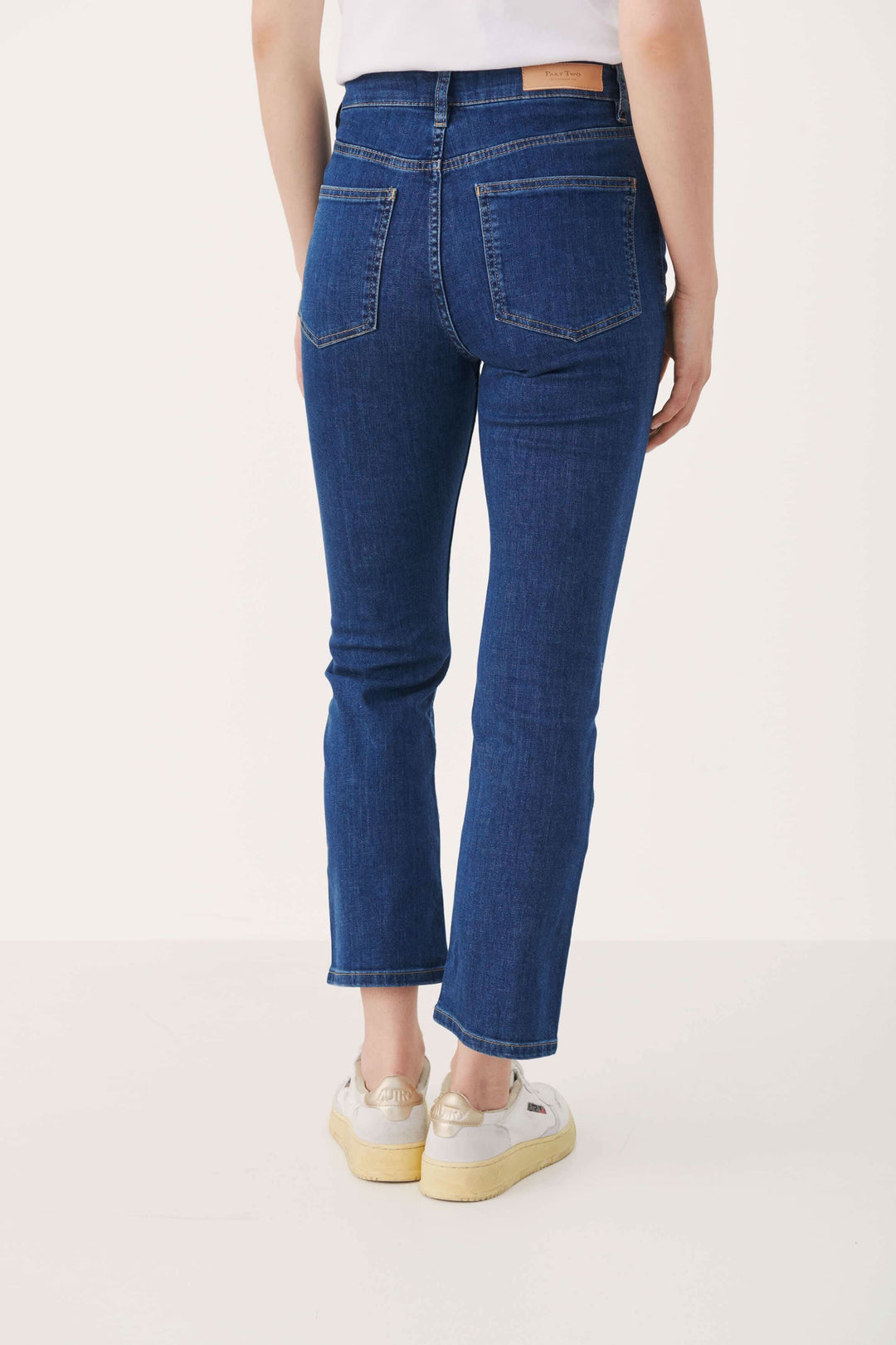 Jean ajusté à taille haute avec jambe boot leg, vue arrière, couleur bleu foncé.