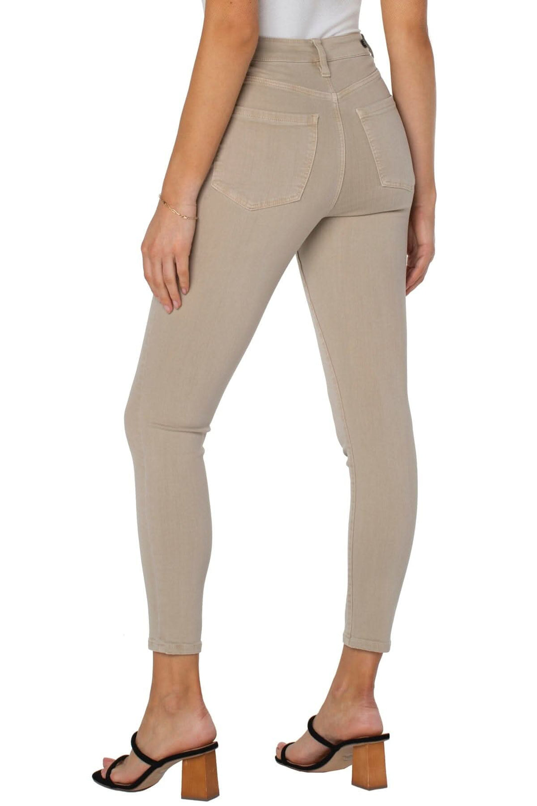 Jeans taille haute beige ajustés à la cheville, vue arrière, offrant confort et style moderne.