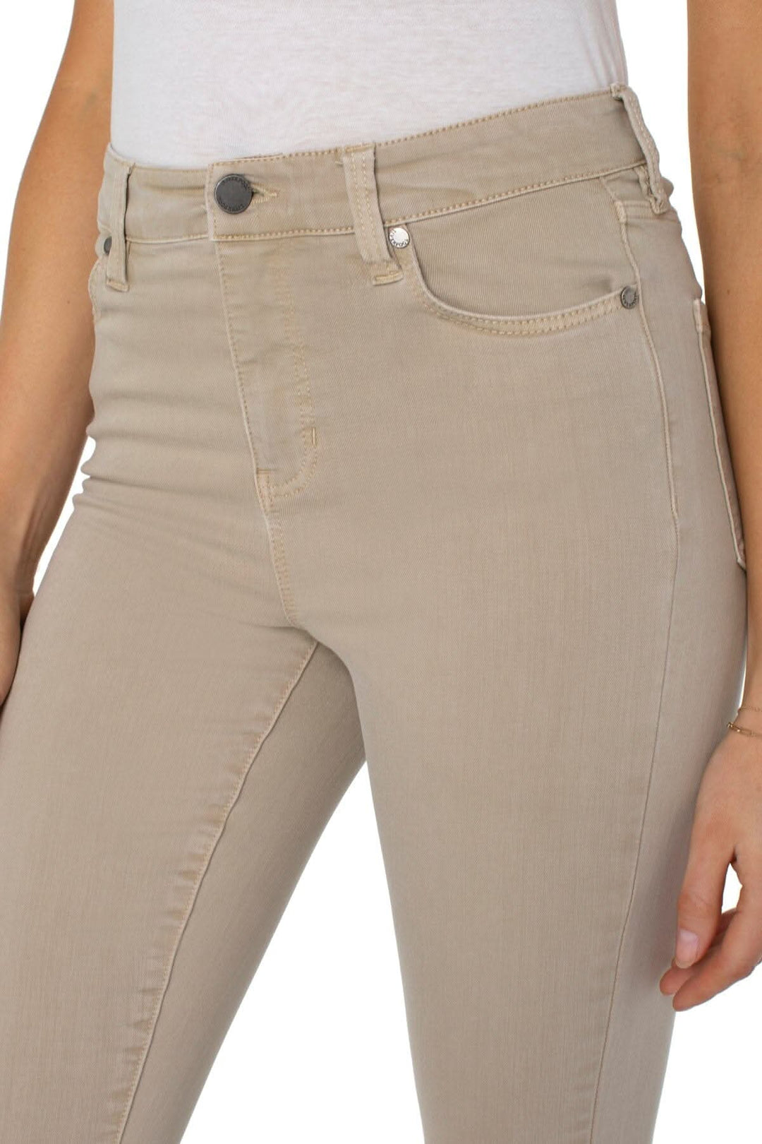 Jeans taille haute à la cheville, beige, ajustés, avec poches avant et arrière, confort et extensibilité.