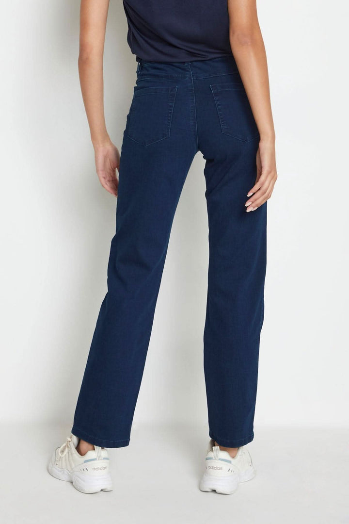 Jeans Vicky en bleu, coupe régulière, vue de dos portée par un mannequin.